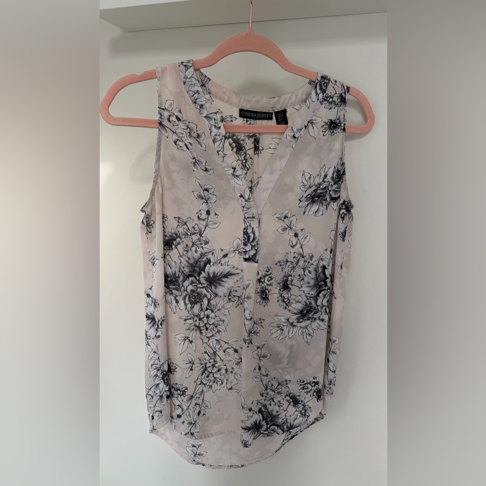 Cynthia Rowley black & white floral on blush sleeveless high low too blouse S